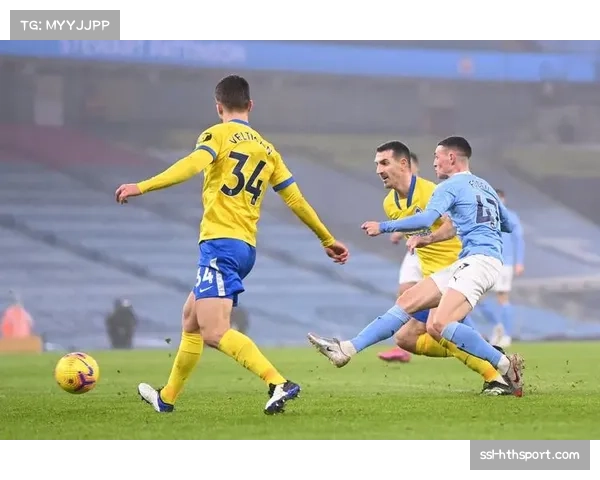 终场哨响，里昂球员相拥庆祝13连胜纪录